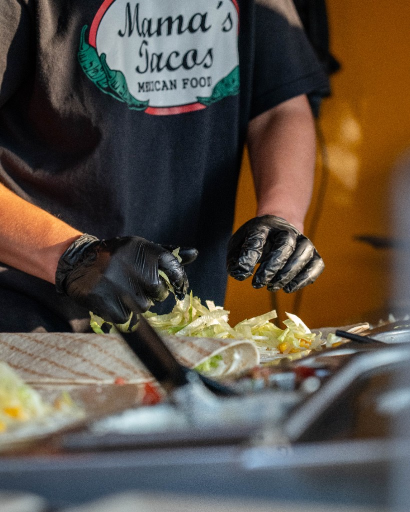 MAMA'S TACOS – Burrito-Zubereitung im Food Truck am CAMPING WEISS (Schitterhof) Spielberg zur MotoGP